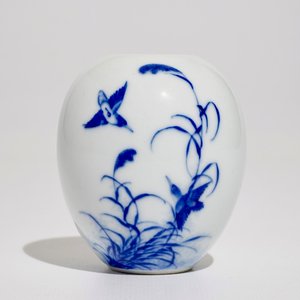Un vase de lettré en porcelaine de Chine bleu et blanc à décor d'un turdoïde, signé Wang Bu (1898–1968) — photo 1