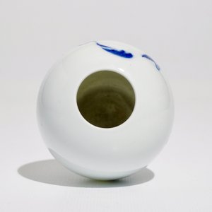 Un vase de lettré en porcelaine de Chine bleu et blanc à décor d'un turdoïde, signé Wang Bu (1898–1968) — photo 5