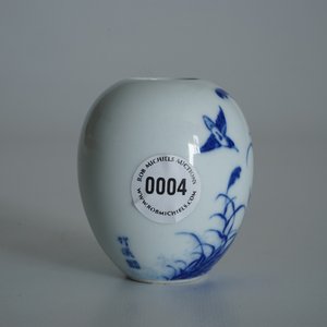 Un vase de lettré en porcelaine de Chine bleu et blanc à décor d'un turdoïde, signé Wang Bu (1898–1968) — photo 10