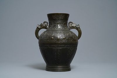 Un vase de style archaïque en bronze, Qianlong