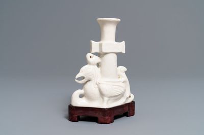 Un vase de style archaïque en porcelaine blanc de Chine de Dehua, Kangxi