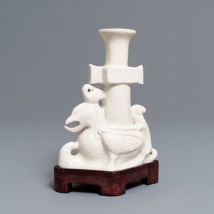 Un vase de style archaïque en porcelaine blanc de Chine de Dehua, Kangxi — photo 1