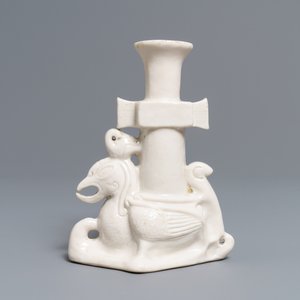 Un vase de style archaïque en porcelaine blanc de Chine de Dehua, Kangxi — photo 2