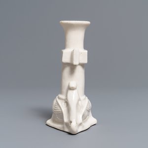 Un vase de style archaïque en porcelaine blanc de Chine de Dehua, Kangxi — photo 5