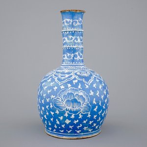 Un vase de style persan au fond bleu, poss. France, 18/19ème — photo 1