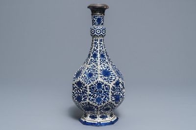 Un vase de style safavide à monture en argent, Samson, Paris, 19ème