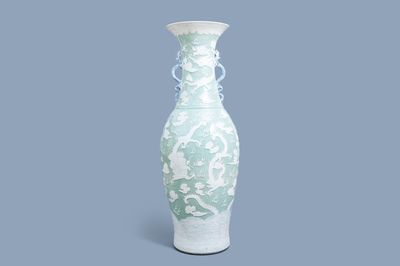 Un vase de taille exceptionelle en porcelaine de Chine à fond céladon, 19ème