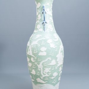 Un vase de taille exceptionelle en porcelaine de Chine à fond céladon, 19ème — photo 2