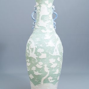 Un vase de taille exceptionelle en porcelaine de Chine à fond céladon, 19ème — photo 3