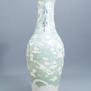 Un vase de taille exceptionelle en porcelaine de Chine à fond céladon, 19ème — photo 4