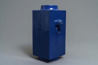 Un vase de type cong en porcelaine de Chine bleu monochrome, 19ème