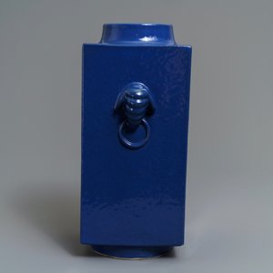 Un vase de type cong en porcelaine de Chine bleu monochrome, 19ème — photo 5