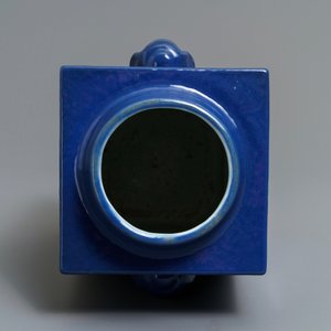 Un vase de type cong en porcelaine de Chine bleu monochrome, 19ème — photo 7