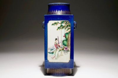 Un vase de type cong en porcelaine de Chine famille rose à fond bleu poudré, 19ème