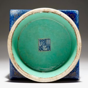 Un vase de type cong en porcelaine de Chine famille rose à fond bleu poudré, 19ème — photo 6