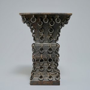 Un vase de type fanggu muni d'anneaux en bronze, Chine, Ming — photo 3