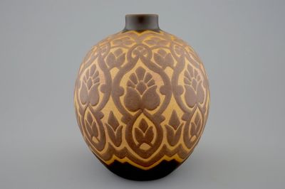 Un vase de type grès au décor floral de Charles Catteau pour Boch Kéramis, 1ère moitié du 20ème