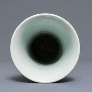 Un vase de type 'gu' en porcelaine de Chine famille verte, Kangxi — photo 6