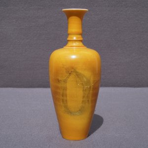 Un vase de type 'laifu zun' en porcelaine de Chine jaune monochrome, Kangxi — photo 21