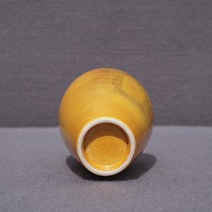 Un vase de type 'laifu zun' en porcelaine de Chine jaune monochrome, Kangxi — photo 22