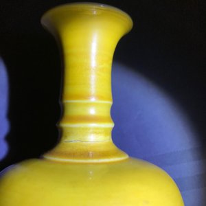 Un vase de type 'laifu zun' en porcelaine de Chine jaune monochrome, Kangxi — photo 7