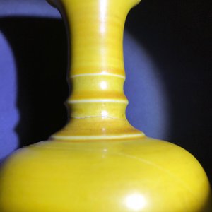 Un vase de type 'laifu zun' en porcelaine de Chine jaune monochrome, Kangxi — photo 8