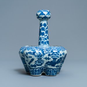 Un vase de type tulipière en porcelaine de Chine en bleu et blanc, 19ème — photo 2