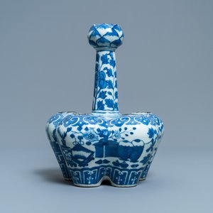 Un vase de type tulipière en porcelaine de Chine en bleu et blanc, 19ème — photo 4