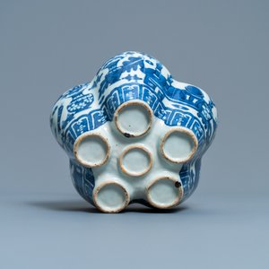 Un vase de type tulipière en porcelaine de Chine en bleu et blanc, 19ème — photo 7