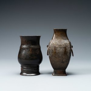 Un vase de type 'zhi' et un vase archaïque à deux anneaux, Chine, Song et Qing — photo 1