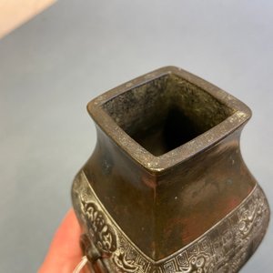 Un vase de type 'zhi' et un vase archaïque à deux anneaux, Chine, Song et Qing — photo 11