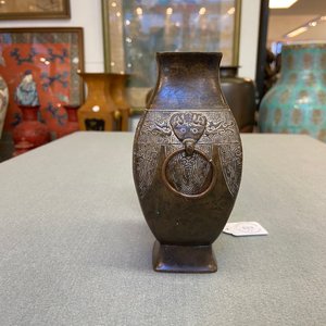 Un vase de type 'zhi' et un vase archaïque à deux anneaux, Chine, Song et Qing — photo 8