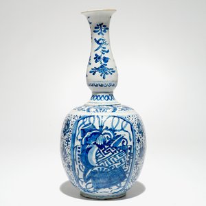 Un vase double gourde en faïence de Delft bleu et blanc à décor chinoiserie, 17/18ème — photo 3