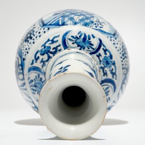 Un vase double gourde en faïence de Delft bleu et blanc à décor chinoiserie, 17/18ème — photo 5
