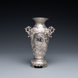 Un vase en argent figurant le caractère 'Fu', Chine, 19/20ème — photo 4