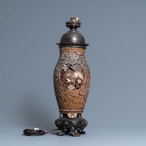 Un vase en biscuit ajouré à décor de lions bouddhistes monté en lampe, Chine, 19ème — photo 3
