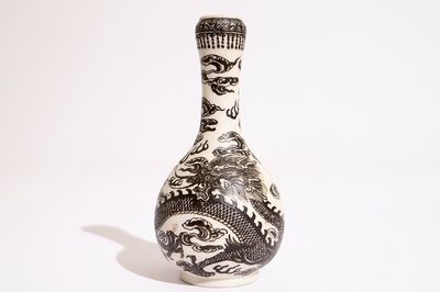 Un vase en biscuit émaillé noir à décor d'un dragon, marque de Xuande, 18/19ème