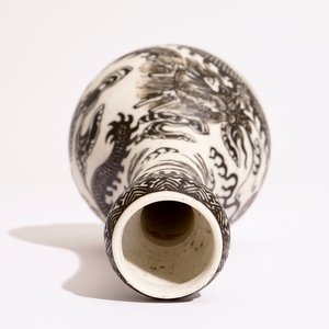 Un vase en biscuit émaillé noir à décor d'un dragon, marque de Xuande, 18/19ème — photo 6