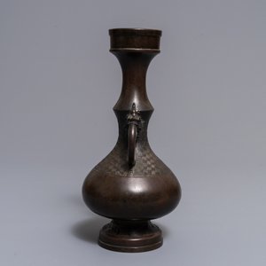 Un vase en bronze à décor en relief, Chine, Yuan/Ming — photo 2