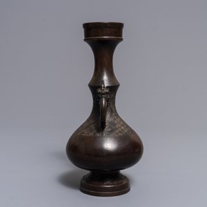 Un vase en bronze à décor en relief, Chine, Yuan/Ming — photo 4