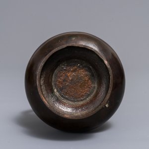Un vase en bronze à décor en relief, Chine, Yuan/Ming — photo 5