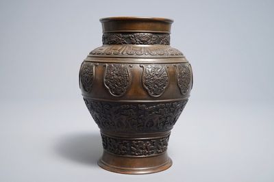 Un vase en bronze à décor en relief d'animaux mythiques, Sino-Tibet, 18/19ème