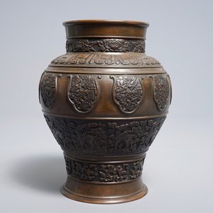 Un vase en bronze à décor en relief d'animaux mythiques, Sino-Tibet, 18/19ème — photo 1