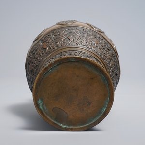 Un vase en bronze à décor en relief d'animaux mythiques, Sino-Tibet, 18/19ème — photo 6