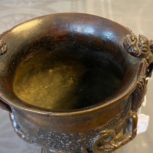 Un vase en bronze aux anses en forme de dragons, Ming — photo 12