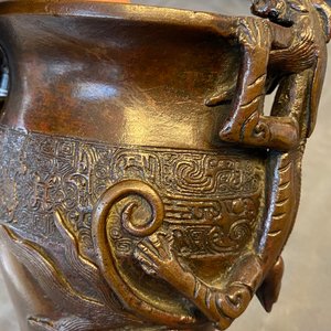 Un vase en bronze aux anses en forme de dragons, Ming — photo 15