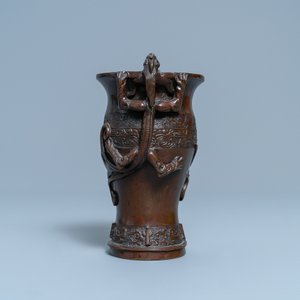 Un vase en bronze aux anses en forme de dragons, Ming — photo 3