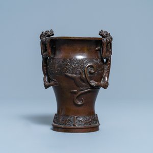 Un vase en bronze aux anses en forme de dragons, Ming — photo 4