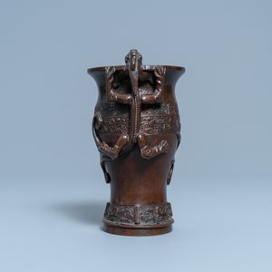 Un vase en bronze aux anses en forme de dragons, Ming — photo 5