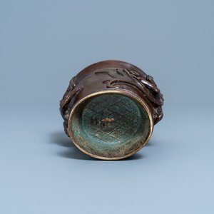 Un vase en bronze aux anses en forme de dragons, Ming — photo 7